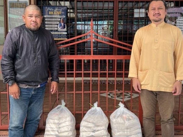 Sumbangan ke Surau Darul Hidayah, Taman Pinggiran Sri Gombak Sumbangan ke Surau Darul Hidayah, Taman Pinggiran Sri Gombak